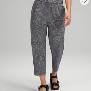 Lululemon Women's Cropped Luxtreme Pants